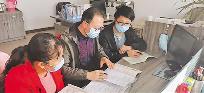 <p>　　平罗六中教师集体备课。</p><p>　　本报记者　高菲　摄</p>