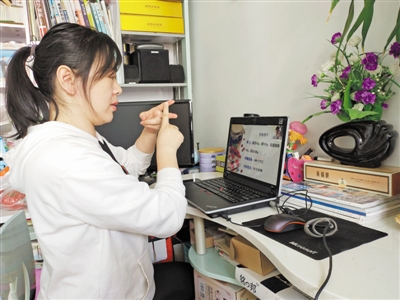 <p>　　马娇一边打着手语，一边为听障学生上课。</p>