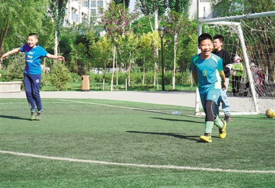 <p>　　5月9日，在银川市华雁湖畔一个小足球场，小学生射门后欢庆胜利。</p>
