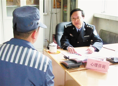 <p>　　杨建庆为服刑人员做心理咨询。</p>