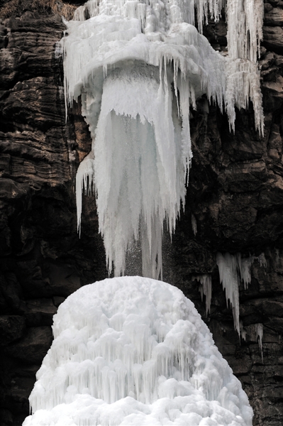 <p>　　冰瀑的顶端，山泉水缓缓浇下。</p>