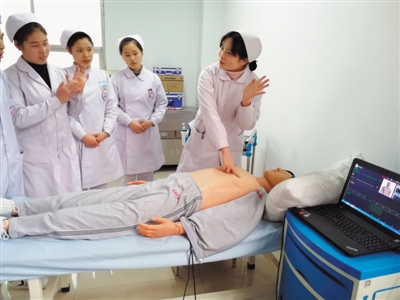 <p>　　韩小玲（右1）为学生示范讲解心肺复苏实操要领。</p>