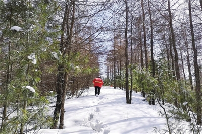 <p>　　山上的积雪已经没过脚脖，有些地方甚至深达膝盖。</p>