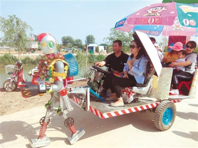 <p>　　在银川农业嘉年华活动现场，老丁的机器人拉车成为焦点。</p>