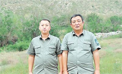 <p>　　第三代、四代护林人李国兵（右）和儿子李鹏。</p><p>　　本报记者　毛雪皎　摄</p>