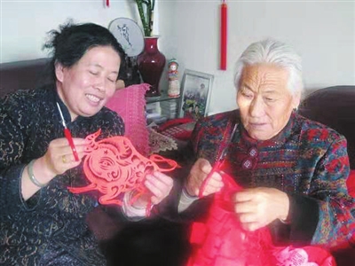 母亲（右）不识字，伏兆娥说母亲一辈子是用剪刀在写字。