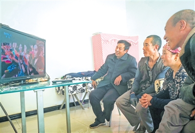 <p>　　10月17日，涵江村村民收看颁奖直播。</p>