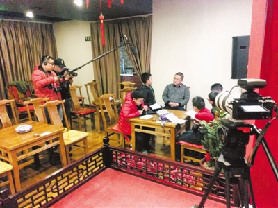 <p>　　张志同在一家相声会馆拍摄取材。（图片由张志同提供）</p>
