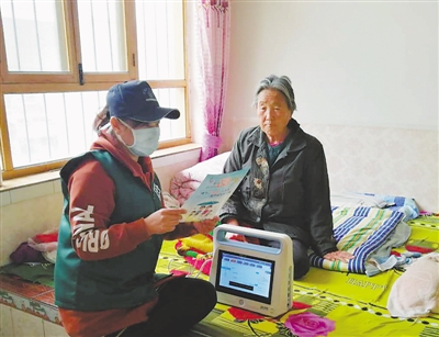 <p>　　徐永彦（左）向村民宣讲疫情防控政策。　　　　　　　（图片由受访者提供）</p>
