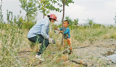 <p>　　小吴韬和妈妈一起养护贺兰山里新生的绿色。</p>