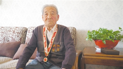 <p>　　96岁的李维华身体硬朗。</p>