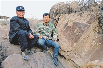 <p>陈希林（左）和儿子陈继华守护的大麦地岩画。岩画是父子俩的老朋友，每天巡山“看望”老友是必修课。</p>