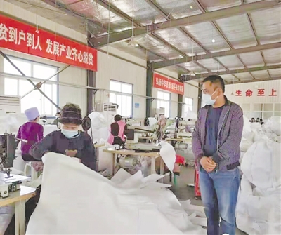 <p>　　在赵忠宏（右）的努力下，村里妇女走进扶贫车间实现了家门口就业。</p>