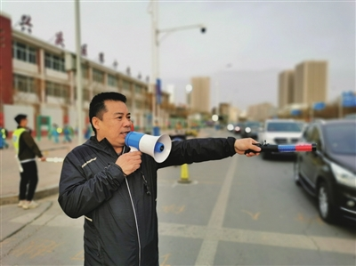 家长义警魏怀玉：连续六年执勤 护一校师生平安