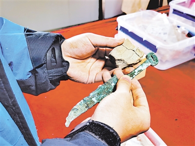 <p>　　姚河塬发掘的陶范祭铜刀。</p>
