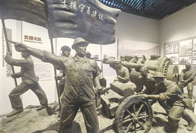 <p>大武口工业遗址公园，“三线”建设时期人们手拉肩扛运送物资的雕塑。</p>
