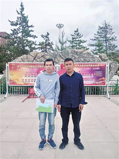 杨文举（左）和父亲。受访者供图