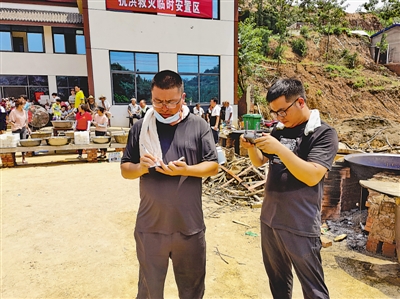 <p>　　本报记者在河南灾区采访。本报通讯员　王鑫　摄</p>