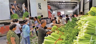 <p>　　新乡市受灾群众有序领取宁夏新鲜蔬菜。</p>