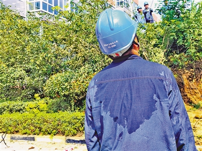 <p>　　汗水湿透衣背。</p>