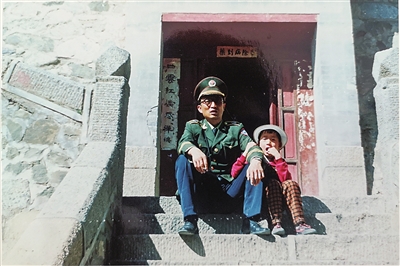 25年前第三代护林员李国兵和儿子李鹏。