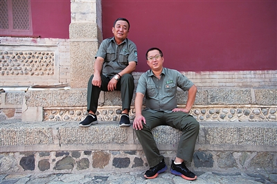     李国兵退休当天和第四代护林员李鹏合影。