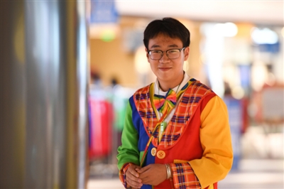 高三学生李杨勤工俭学过国庆