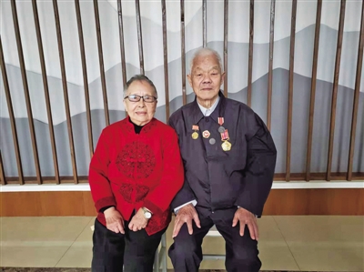 <p>　　王兴雷（右）和李瑞珍拍摄结婚60周年纪念照。　　　　　　　　　　　　　　　本报记者　秦磊　摄</p>