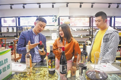 <p>推介会上，杜俊琼向客户推介来自宁夏的葡萄酒品牌。</p>