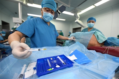 <p>　　早上9时，手术室内，叶青山（左）对患者进行腰麻。</p>