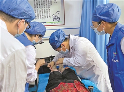 <p>宁夏医学会组织专家下基层开展乡村振兴服务。</p>