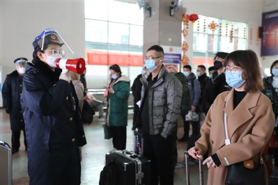 潘秀娟用小喇叭提示旅客保持一米安全线。