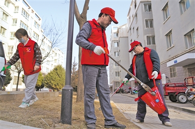 <p>　　志愿者在小区清捡垃圾。</p>