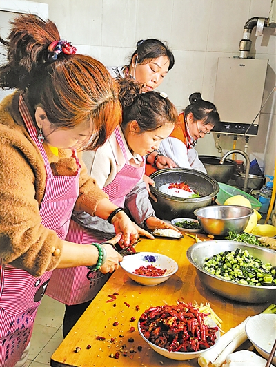<p>　　火车站街道办事处工作人员为环卫工人准备饭菜。</p>