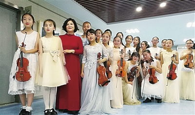 韩春带学生参加音乐会（左二是马奕菲）。