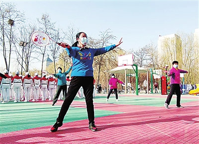 胡桂连：柔力球舞出健康和快乐