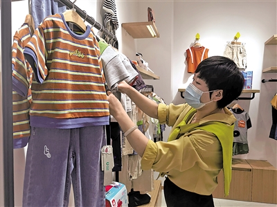 <p>　　熊彩云在店里整理货品。</p>