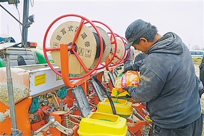 <p>  贺兰县农民正在播种我区自主培育的玉米新品种。</p><p>  本报记者 张瑛 摄</p>