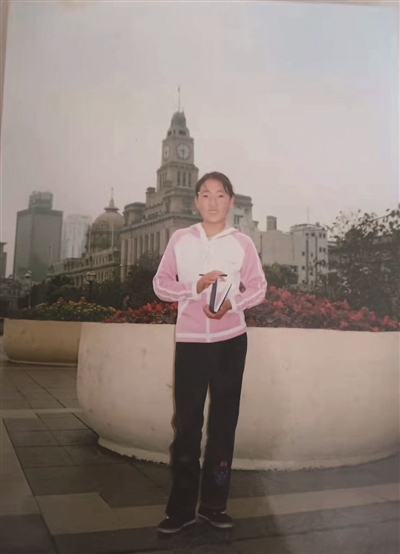    2001年，王芳兰在上海留影。