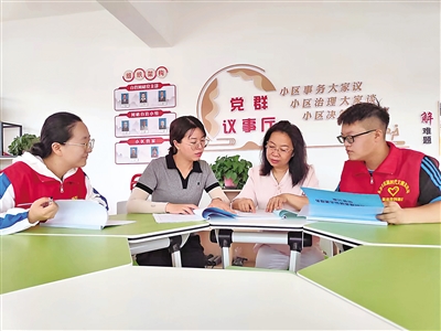 <p>　　马芳（右二）和马丽（左二）在小区党群议事厅商议推动民主协商议事工作法。</p>
