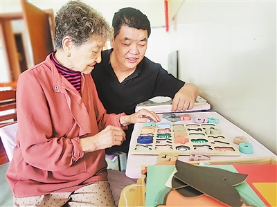 银川市兴庆区宁居祥和医养中心给老人开展认知能力训练。