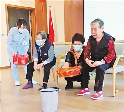 老人们在银川市隆光西萃芳庭康养中心做手脑协调训练。