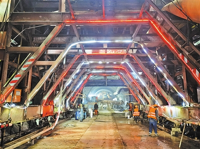 香山隧道施工作业现场。