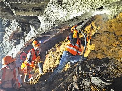 工人们在隧道掘进。