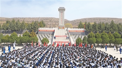     师生在任山河烈士陵园缅怀英烈。
