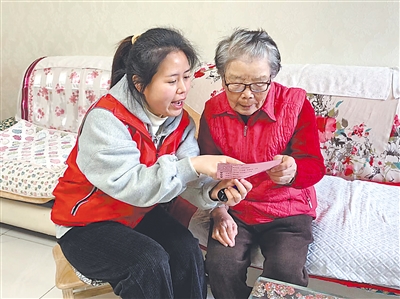 杨盼看望社区里的独居老人。