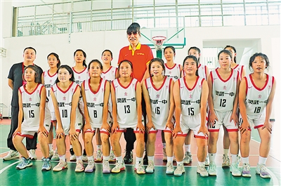     郑海霞（后排中）与灵武一中女子篮球队队员合影。
