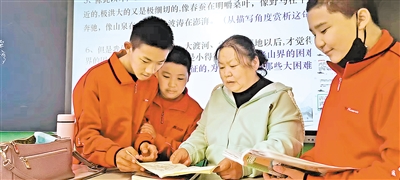 李华（右二）给学生传授知识。<br/>　　（图片由受访者提供）