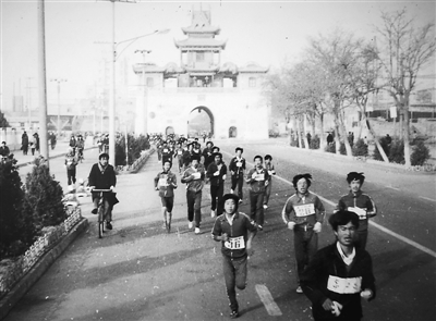 <p>　　上世纪70年代，王金科拍摄的自治区千人环城赛跑。</p><p>　　（照片由本人提供）</p>