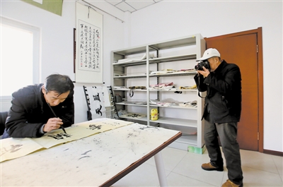 <p>　　用镜头记录社区居民的退休生活。　　　　　　　　　　　　　　　　　　　　　　　　　　　　</p>